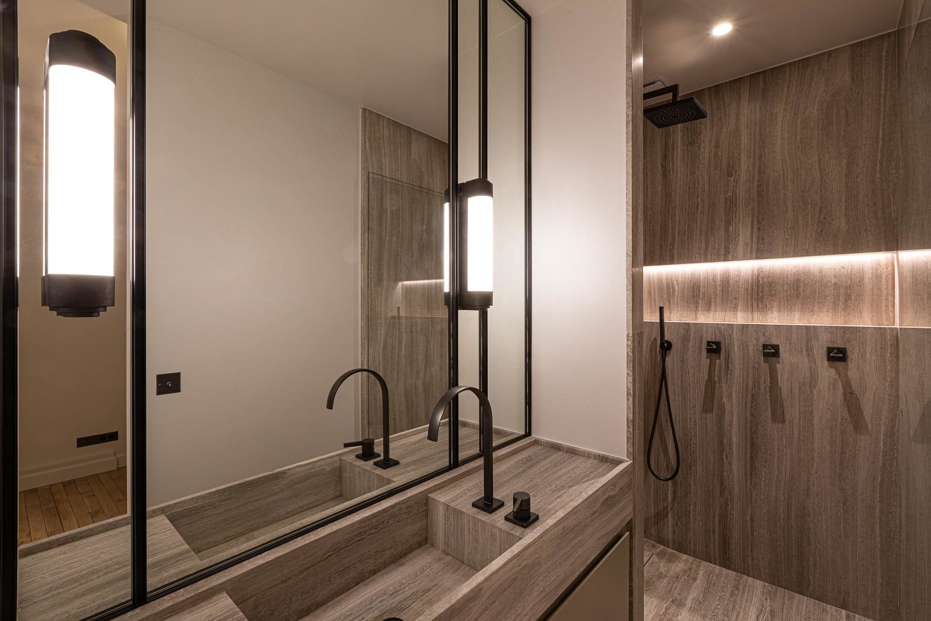 Design of the atmosphere of a luxury bathroom