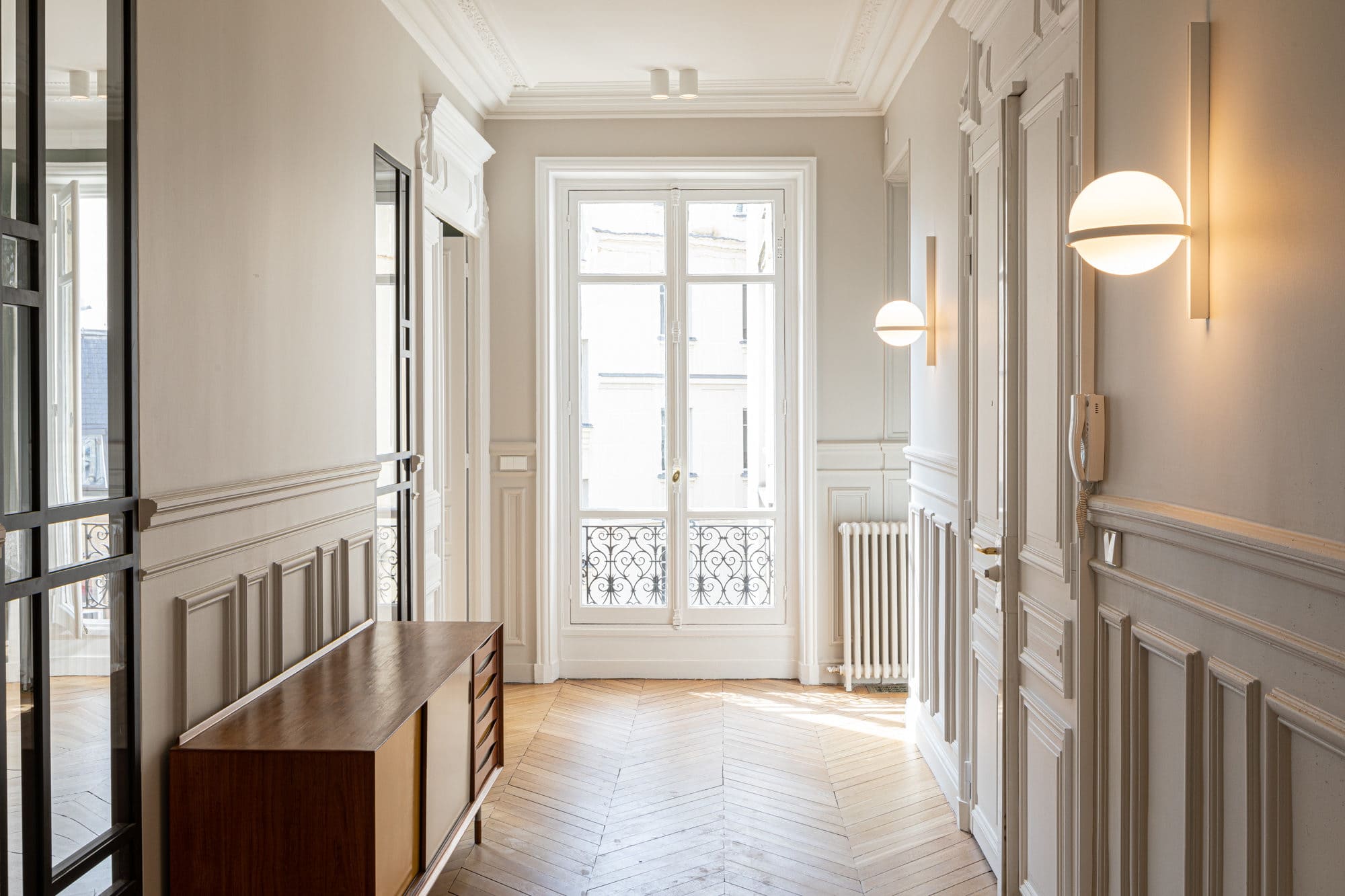 Lighting and light design of a Parisian apartment